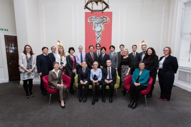 共同議長を務めていただいた 原山優子東北大学名誉教授とグラスゴー大学ジル・ペッル教授、および鈴木亨教授を囲んだ記念写真