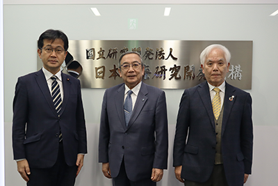 仁木博文厚生労働副大臣、三島理事長、濵口センター長
